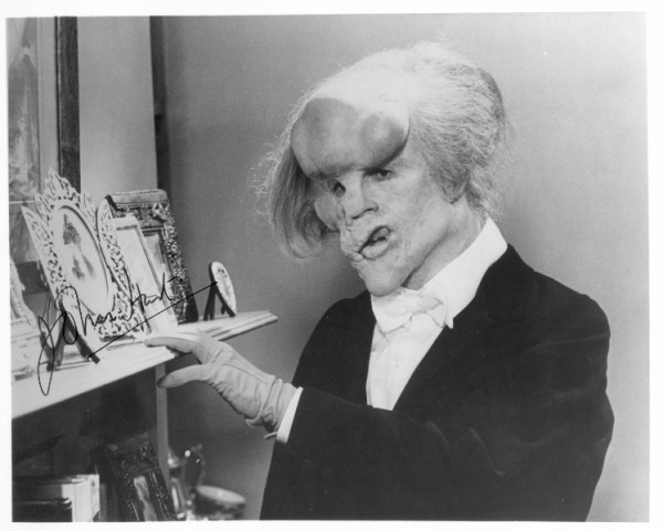 JOHN HURT (1940-2017) Sir, britischer Theater- und Filmschauspieler