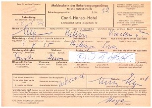 HELLMUTH HEYE (1895-1970) dt. Vizeadmiral im Zweiten Weltkrieg, Kommandierender Admiral der Kleinkampfverbände der Kriegsmarine, 1941 Ritterkreuz des Eisernen Kreuzes, später Politiker der CDU und Wehrbeauftragter des Deutschen Bundestages. Er war Sohn des späteren Chefs der Heeresleitung, Generaloberst Wilhelm Heye, und ein Großneffe des Admirals Guido Karcher.