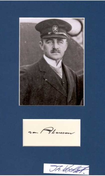 HUGO VON ABERCRON (1869–1945) deutscher Generalmajor, Ballonfahrer und Autor. Bereits im Jahr 1900 wurde er Freiballonführer, seit dem Jahr 1909 auch Führer von Zeppelin-, Parseval- und Militärluftschiffen. In den Jahren 1906–1927 war er Vorsitzender und Ballonwart der Freiballon-Abteilung des Niederrheinischen Vereins für Luftschiffahrt, Fahrtenwart der Sektion Düsseldorf und Mitglied der Sportkommission des Deutschen Luftschiffer-Verbandes (ab 1911 Deutscher Luftfahrer-Verband). Mehrmals nahm er beim Gordon-Bennett-Cup teil – im Jahr 1910 in St. Louis nahm er mit der Flugweite von 1720 km den dritten Platz ein.