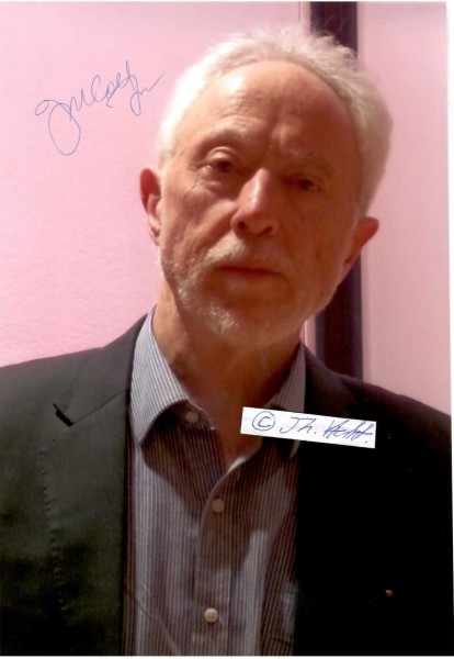 J.M. COETZEE (John Maxwell Coetzee [ku?t?s??] (* 9. Februar 1940 in Kapstadt) südafrikanischer Schriftsteller. Er wurde als erster Autor zweimal mit dem Booker Prize ausgezeichnet und erhielt im Jahr 2003 den Literaturnobelpreis.