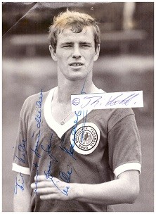 WILLI NEUBERGER (1946) deutscher Fußballspieler. Die größten Erfolge feierte Willi Neuberger mit Eintracht Frankfurt. Dort wurde er 1975 und 1981 DFB-Pokalsieger und 1980 UEFA-Pokalsieger.