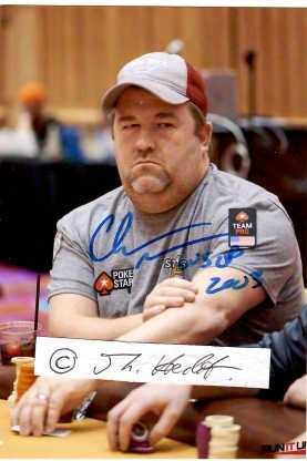 CHRIS MONEYMAKER (Christopher Moneymaker, 1975) professioneller US-amerikanischer Pokerspieler. Er gewann 2003 die Poker-Weltmeisterschaft und löste damit einen Pokerboom aus. / American poker player who won the Main Event at the 2003 World Series of Poker (WSOP). His 2003 win is said to have revolutionized poker because he was the first person to become a world champion after qualifying at an online poker site.