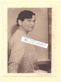 ROLF MAHRENHOLZ (1902-91) deutsch-britischer Fotograf und Dokumentarfilmer, ab 1921 mit eigenem Atelier etablierte er sich als führender Porträt- und Modefotograf der Reichshauptstadt Berlin, 1938 nach London emigriert, fotografierte Persönlichkeiten aus Gesellschaft und Mode, National Portrait Gallery London