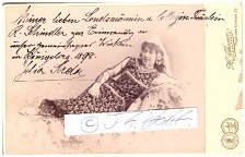 JULIA SERDA (1875-1965) k.k. österreichische Schauspielerin, Königlich sächsische Hofschauspielerin, verheiratet mit Hans Junkermann. Aus ihrer frühen Beziehung mit dem ODOL-Fabrikanten Karl August Lingner (1861 – 1916) stammte Tochter Charlotte Serda (1910 – 1965), ebenfalls Schauspielerin bzw. Fotografin)