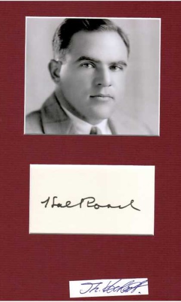 HAL ROACH (1892-1992) US-amerikanischer Filmproduzent, Regisseur und Drehbuchautor. Als Chef der in Culver City angesiedelten Hal Roach Studios produzierte er von den 1910er Jahren bis in die 1960er Jahre über 1.200 Filme und Fernsehsendungen, fast ausschließlich Komödien. Den Durchbruch bescherten ihm die Kurzfilme mit Harold Lloyd, später produzierte er bekannte Filmreihen wie die mit Laurel und Hardy oder den Kleinen Strolchen.