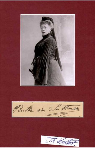 BERTHA VON SUTTNER (geborene Gräfin Kinsky von Wchinitz und Tettau, Pseudonyme: B. Oulot, Jemand, 1843-1914) tschechisch-österreichische Pazifistin, Friedensforscherin und Schriftstellerin. Sie wurde 1905 als erste Frau mit dem seit 1901 vergebenen Friedensnobelpreis ausgezeichnet.