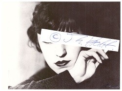 LOTTE JACOBI (1896-1990) deutsche Fotografin auf den Gebieten des Porträts, des Theaters und der Kunst. Die Jüdin emigrierte 1935 mit ihrem Sohn aus der zwischenzeitlich geschiedenen Ehe nach New York. Hier heiratete sie 1940 den Berliner Verleger Erich Reiß († 1951), der 1939 über Schweden nach New York emigriert war. Bis 1955 lebte sie in der Stadt und porträtierte amerikanische und emigrierte europäische Intellektuelle, Schriftsteller und Künstler.