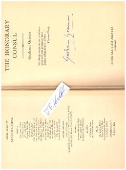 GRAHAM GREENE (1904-91) britischer Schriftsteller. Er begann als Journalist und arbeitete dann als Romancier, Dramatiker und Drehbuchautor. Viele seiner Romane, Erzählungen und Theaterstücke wurden verfilmt. Ferner schrieb er Reiseliteratur, Essays und Kinderbücher. Graham Greene gilt als der Autor mit den meisten Nominierungen für den Literaturnobelpreis, bekam ihn jedoch nie.