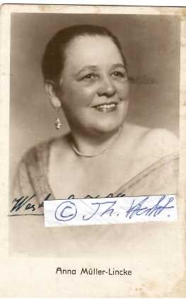 ANNA MÜLLER-LINCKE (1869-1935) deutsche Soubrette und Bühnen- und Filmschauspielerin, heiratete 1897 den damaligen Fagottisten und späteren Operettenkomponisten Paul Lincke, sie spielte in so bekannten Produktionen wie Der wahre Jakob, Lumpenball und Hitlerjunge Quex.