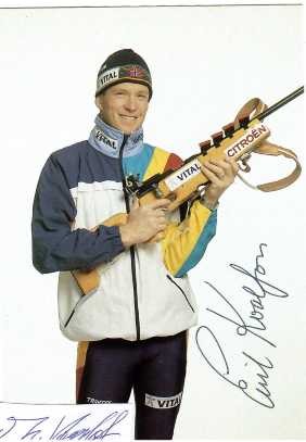 EIRIK KVALFOSS (1959) norwegischer Biathlet. Er galt bis in die 1990er Jahre als bester norwegischer Biathlet und war einer der erfolgreichsten Athleten seiner Zeit. 1984 gewann er bei den Olympischen Spielen in Sarajevo drei Medaillen in drei Wettbewerben, darunter die Goldmedaille im Sprint. Zwischen 1982 und 1991 wurde er dreimal Weltmeister, vornehmlich in seinem Spezialrennen, dem Sprint. Insgesamt konnte er neun Einzelmedaillen sowie vier Staffelmedaillen gewinnen.