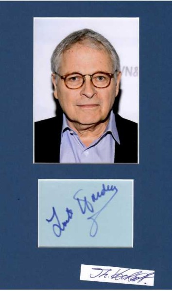 LAWRENCE KASDAN (1949) US-amerikanischer Regisseur und Drehbuchautor. George Lucas beauftragte Kasdan mit der Fertigstellung des Drehbuches von DAS IMPERIUM SCHLÄGT ZURÜCK. Auch an der Star-Wars-Fortsetzung Die Rückkehr der Jedi-Ritter (1983) war Kasdan als Drehbuchautor beteiligt. Mehr als 30 Jahre später schrieb Kasdan das Drehbuch für Star Wars: Das Erwachen der Macht. Auch an Solo: A Star Wars Story, der 2018 erschien, wirkte er als Autor mit.
