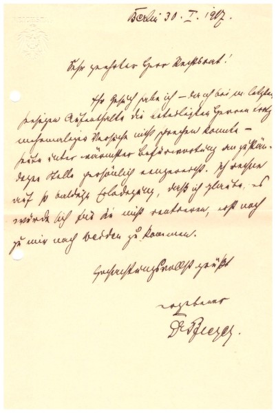 JAKOB RIESSER (1853-1932) Dr.jur., deutscher Jurist und Politiker (DVP). 1880 ließ er sich als Rechtsanwalt in Frankfurt am Main nieder. 1888 wurde er Direktor der Darmstädter Bank für Handel und Industrie (Darmstädter Bank), die ihren Sitz in Berlin hatte. 1893 trat er der Berliner Gesellschaft der Freunde bei. Er war 1901 an der Gründung des Centralverbandes des deutschen Bank- und Bankiergewerbes beteiligt. 1905 wurde er zum Honorarprofessor für Handelsrecht an der Berliner Universität berufen. 1921 bis 1928 war er Vizepräsident des Reichstages.
