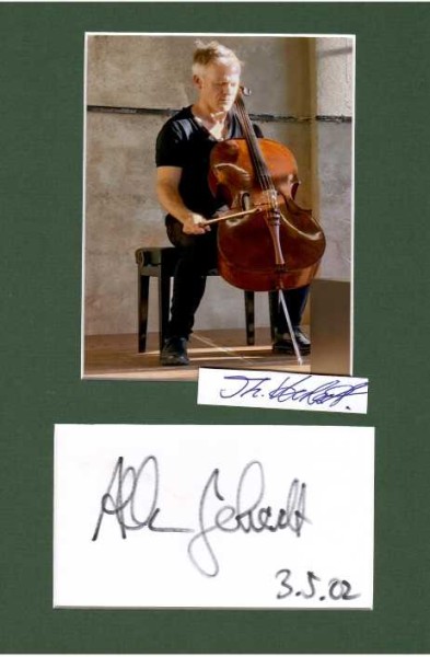 ALBAN GERHARDT (1969) deutscher Cellist. Er etablierte sich solistisch als einer der bekannten Cellisten unserer Zeit und trat mit vielen internationalen Orchestern auf, beispielsweise mit den Berliner Philharmonikern, dem Cleveland Orchestra oder dem London Philharmonic Orchestra. Er spielt ein Cello von Matteo Gofriller, gebaut im Jahr 1710.