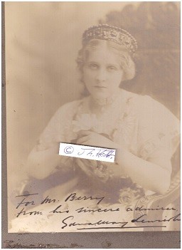 EDNA MAY LEWISOHN / PETTIE (1878-1948) amerikanische Schauspielerin und Sängerin / American actress and singer. A popular postcard beauty, May was famous for her leading roles in Edwardian musical comedies; 1907 she married millionaire Oscar Lewisohn and retired from the stage
