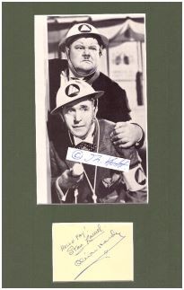 STAN LAUREL (1890-1965) britischer Bühnen- und Filmkomiker, Drehbuchautor, Regisseur und Produzent, der vor allem als Teil (Doof) des legendären Komikerduos Laurel und Hardy weltberühmt wurde & OLIVER HARDY (1892-1957) US-amerikanischer Komiker, Filmschauspieler und Stummfilmregisseur