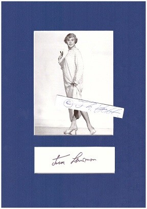 JACK LEMMON (1925-2001) US-amerikanischer Schauspieler / american actor. Lemmon wurde als Komödiant in Billy Wilders Filmen Manche mögen’s heiß und Das Appartement bekannt und bildete mit Walter Matthau jahrzehntelang eines der beliebtesten Komikerduos. Er wurde zweimal als Charakterdarsteller mit dem Oscar ausgezeichnet. Lemmon, der sich auch als Musiker betätigte, zählt zu den renommiertesten und meistausgezeichneten Filmschauspielern.
