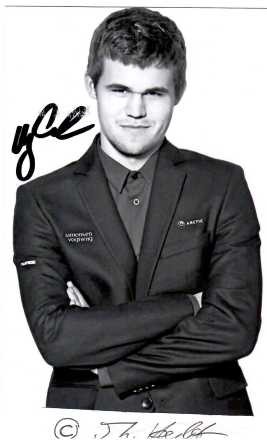 MAGNUS CARLSEN (1990) norwegischer Schachspieler. Er war von 2013 bis 2023 Schachweltmeister, zudem mehrfach Weltmeister im Schnell- und Blitzschach. / Norwegian chess grandmaster. Carlsen is a five-time World Chess Champion, reigning six-time World Rapid Chess Champion, reigning nine-time World Blitz Chess Champion and the reigning FIDE Freestyle Chess World Champion.