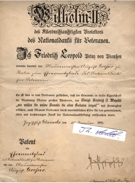 FRIEDRICH LEOPOLD, PRINZ VON PREUßEN (1865-1931) Schwager der Kaiserin Auguste Viktoria. Er entstammte dem Haus Hohenzollern, war Generaloberst und hatte in der Öffentlichkeit der Ruf eines enfant terrible der Herrscherfamilie. 1894 Protektor aller drei preußischen Großlogen. Seit 1895 war er zudem Ordensmeister des Freimaurerordens. Schon 1893 wurde er zum Ritter des schwedischen königlichen Ordens Karls XIII. geschlagen, der nur Freimaurern zugänglich ist