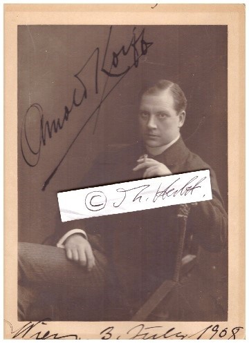 ARNOLD KORFF (1870-1944 N.Y.C.) österreichischer Schauspieler, k.u.k. Hofschauspieler. Im Juni 1896 verließ er die USA und ging nach Österreich-Ungarn.., spielte in der in Wien veranstalteten Aufführung von Frank Wedekinds Die Büchse der Pandora, Chargenrollen wie in Friedrich Wilhelm Murnaus Phantom (1922) und G. W. Pabsts Melodram Tagebuch eine Verlorenen (1929), in dem Benatzky-Singspiel Im weißen Rößl verkörperte er ab Oktober 1936 den Kaiser Franz Joseph