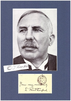 ERNEST RUTHERFORD (1871-1937) 1. Baron Rutherford of Nelson, Professor Dr., neuseeländischer Physiker, der 1908 den Nobelpreis für Chemie erhielt. Rutherford gilt als einer der bedeutendsten Experimentalphysiker.