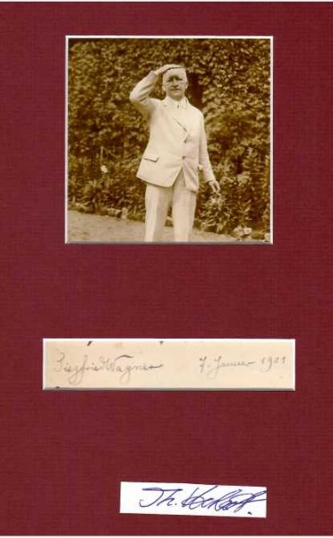 SIEGFRIED WAGNER (1869-1930) deutscher Komponist, Librettist und Dirigent, drittes Kind von Richard Wagner und Cosima Freifrau von Bülow, einer Tochter von Franz Liszt. Von 1908 bis zu seinem Tod leitete er die Bayreuther Festspiele. Im Jahre 1915 heiratete er auf Betreiben seiner Mutter die Engländerin Winifred Williams, die Pflegetochter Karl Klindworths. Der Ehe mit der späteren Bayreuther Festspielleiterin entstammen vier Kinder: Wieland, Friedelind, Wolfgang und Verena Wagner