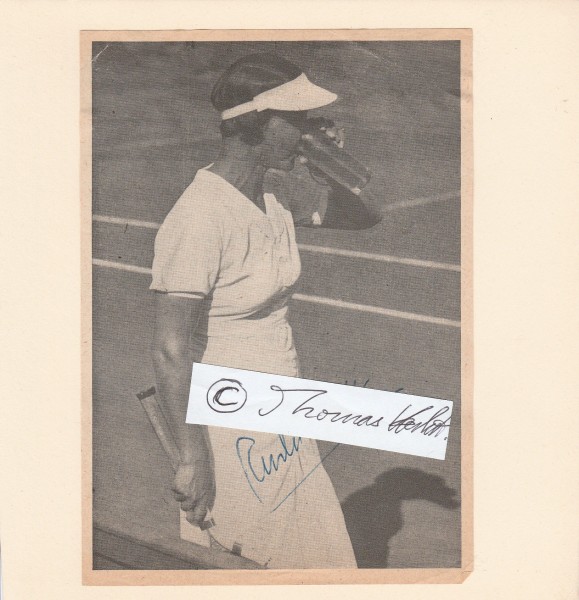 PAULA STUCK (Paula von Reznicek, Paula Stuck von Reznicek, 1895-1976) deutsche Tennisspielerin, Journalistin und Schriftstellerin, verheiratet mit dem deutschen Rennfahrer Hans Stuck, 1945 holte Erich Kästner sie nach München