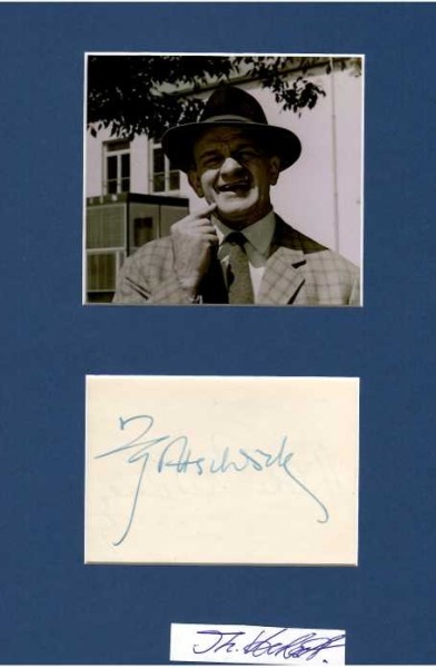 HUGO GOTTSCHLICH (1905-84) österreichischer Kammerschauspieler. Bis 1972 spielte er in zahllosen Filmen mit, darunter Der Postmeister mit Heinrich George, Es schlägt 13 mit Hans Moser und Theo Lingen, 1. April 2000, Pünktchen und Anton, Reich mir die Hand, mein Leben mit Oskar Werner, Hallo Taxi, Mariandl und Der Weibsteufel.