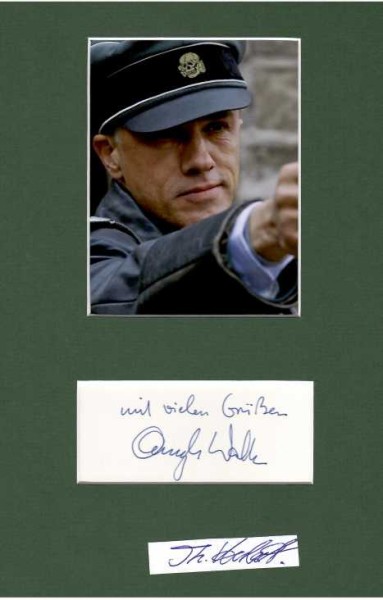 CHRISTOPH WALTZ (1956) deutsch-österreichisch-US-amerikanischer Schauspieler, Regisseur, Synchronsprecher und zweifacher Oscar-Preisträger. Weltweite Bekanntheit erlangte er durch seine schauspielerischen Darstellungen des SS-Standartenführers Hans Landa im Film Inglourious Basterds (2009) und des Kopfgeldjägers Dr. King Schultz in Django Unchained (2012), beide unter der Regie von Quentin Tarantino. Für beide Rollen erhielt Waltz jeweils den Oscar als bester Nebendarsteller und mehrere andere Auszeichnungen.