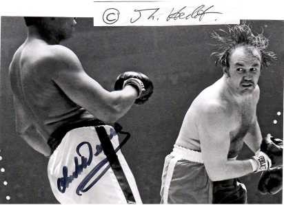 CHUCK WEPNER (Charles Wepner, 1939) US-amerikanischer Schwergewichtsboxer. Nach eigener Aussage inspirierte Wepners Kampf gegen Muhammad Ali am 24. März 1975 Sylvester Stallone zum Drehbuch für Rocky. Dieser Aspekt seines Lebens wurde wiederum 2016 verfilmt. / american heavyweight boxer
