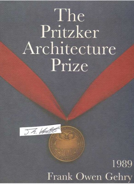 FRANK O. GEHRY (Frank Gehry, 1929-2025) amerikanischer Stararchitekt. Er erhielt 1989 für seine dekonstruktivistische Architektur den Pritzker-Preis.