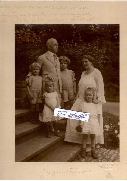 SIEGFRIED WAGNER (1869-1930) deutscher Komponist, Librettist und Dirigent, drittes Kind von Richard Wagner und Cosima Freifrau von Bülow, einer Tochter von Franz Liszt. Von 1908 bis zu seinem Tod leitete er die Bayreuther Festspiele. Im Jahre 1915 heiratete er auf Betreiben seiner Mutter die Engländerin Winifred Williams, die Pflegetochter Karl Klindworths. Der Ehe mit der späteren Bayreuther Festspielleiterin entstammen vier Kinder: Wieland, Friedelind, Wolfgang und Verena Wagner.
