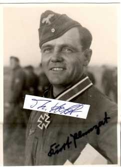 KURT PLENZAT (1914-98) deutscherOffizier im Zweiten Weltkrieg, Stuka-Pilot, Ritterkreuz mit Eichenlaub. Bei Kriegsende hatte er 1.234 Feindflüge absolviert und wird damit auf Platz 3 der Stuka-Asse geführt, wurde siebenmal abgeschossen, errang vier Luftsiege und vernichtete etwa 80 Panzer, womit er Platz 12 der erfolgreichsten deutschen Schlachtflieger erreichte.