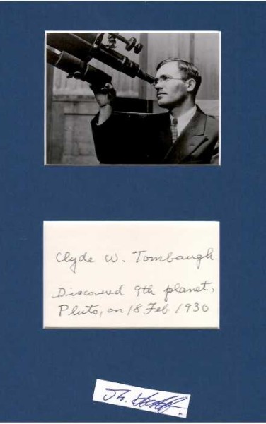 CLYDE TOMBAUGH (1906-97) US-amerikanischer Astronom. Er entdeckte 1930 den Zwergplaneten Pluto, der bis 2006 als neunter Planet des Sonnensystems galt.