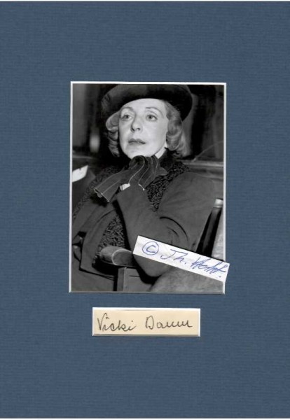 VICKI BAUM (1888-1960) vom deutschen Reich ausgebürgerte österreichische Musikerin (Harfenistin) und eine der erfolgreichsten Schriftstellerinnen der Weimarer Republik. Sie emigrierte schon 1932 in die USA und nahm die amerikanische Staatsbürgerschaft an.