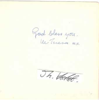 MUTTER TERESA / MOTHER TERESA ((Heilige Teresa von Kalkutta, Teresa von Kolkata; 1910-97) indische römisch-katholische Ordensschwester und Missionarin albanischer Herkunft. Sie gründete den Orden Missionarinnen der Nächstenliebe. Weltweit bekannt wurde sie durch ihre Arbeit mit Armen, Obdachlosen, Kranken und Sterbenden, für die sie 1979 den Friedensnobelpreis erhielt. In der römisch-katholischen Kirche wird Mutter Teresa als Heilige verehrt und gilt als Sinnbild für Hilfsbereitschaft und Nächstenliebe. / Albanian-Indian Catholic nun, founder of the Missionaries of Charity and is a Catholic saint