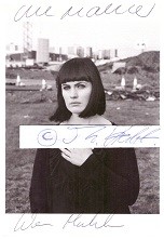 UTE MAHLER (1949) deutsche Fotografin, Professorin für Fotografie an der Hochschule für Angewandte Wissenschaften Hamburg. Sie arbeitete u. a. für die Sibylle, nach der Wende auch für den Stern. 1990 war sie eine der Gründerinnen der Agentur Ostkreuz.