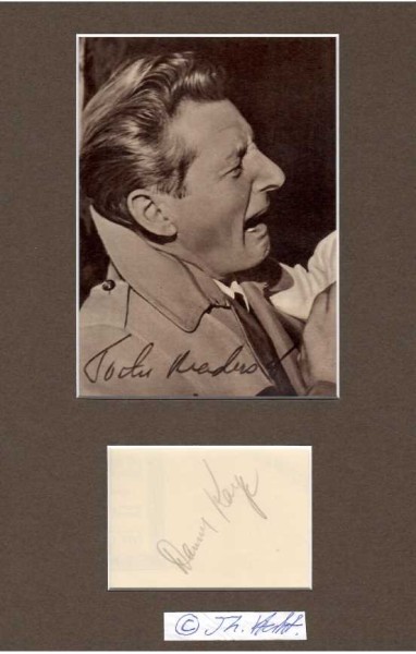DANNY KAYE (1913-87) US-amerikanischer Schauspieler, Komiker und Sänger. Er war über viele Jahre einer der beliebtesten Komiker Amerikas und spielte Hauptrollen in Komödien wie Der Hofnarr und Weiße Weihnachten. Als UNICEF 1965 mit dem Friedensnobelpreis ausgezeichnet wurde, wurde Danny Kaye dazu bestimmt, ihn für die Organisation entgegenzunehmen. 1955 Ehrenoscar, 1980 Kommandeur des Ordre des Arts et des Lettres, 1983 Grosskreuz des Dannebrogordens 1986 Ritter der Ehrenlegion. 1987 Presidential Medal of Freedom (Posthum), Médaille de la Ville de Paris, Der Asteroid (6546) Kaye wurde nach ihm benannt.