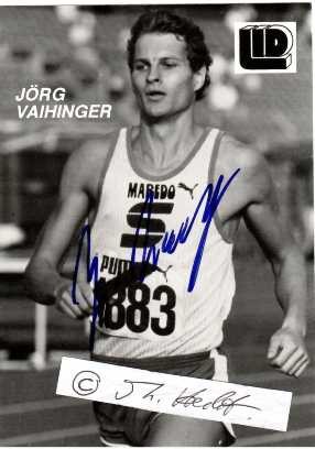 JÖRG VAIHINGER (1962) deutscher Leichtathlet und Olympiamedaillengewinner, erfolgreicher 400-Meter-Läufer war. Seine bedeutendsten Leistungen gelangen ihm mit der 4-mal-400-Meter-Staffel, in der er die Bronzemedaille bei den Olympischen Spielen 1988 in Seoul gewann. Für den Gewinn der Bronzemedaille bei den Olympischen Spielen 1988 erhielt er das Silberne Lorbeerblatt.