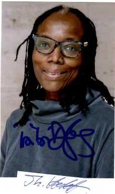 TSITSI DANGAREMBGA (1959) simbabwische Autorin und Filmemacherin / Zimbabwean novelist, playwright and filmmaker. Sie gilt als bedeutende Regisseurin des jüngeren afrikanischen Kinos und wurde 2020 in die 100-Women-Liste der BBC aufgenommen. Am 24. Oktober 2021 wurde sie in der Frankfurter Paulskirche mit dem Friedenspreis des deutschen Buchhandels ausgezeichnet.