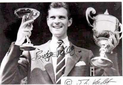 BUDGE PATTY (1924-2021) US-amerikanischer Tennisspieler. Sein erfolgreichstes Jahr als Tennisspieler war 1950, als er sowohl in Roland Garros als auch in Wimbledon das Herreneinzel gewann. Von 1952 bis 1954 gewann er die Swedish Open. / american tennis player