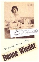 HANNE WIEDER (1925-90) deutsche Kabarettistin, Diseuse und Schauspielerin; Interpretin der Werke von Kurt Tucholsky, Walter Mehring, Mascha Kaléko und Klabund, mit ihrer tiefen, rauchigen Stimme Kultstatus unter Homosexuellen. Der Komponist Friedrich Hollaender widmete ihr das Chanson Circe.