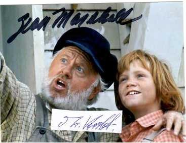 SEAN MARSHALL (1965) US-amerikanischer Schauspieler. Weltweit bekannt machte ihn die Hauptrolle des Waisenjungen Pete in dem Walt-Disney-Fantasymusical Elliot, das Schmunzelmonster (Pete’s Dragon, 1977).