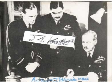 ARTHUR T. HARRIS (Arthur Harris, 1890-1984) SIR, 1. Baronet GCB OBE AFC, genannt Bomber-Harris, . Marshal of the Royal Air Force. Er war während des Zweiten Weltkriegs ab Februar 1942 Oberbefehlshaber des RAF Bomber Command und gehört wegen der von ihm angeordneten Flächenbombardements deutscher Städte zu den umstrittensten Personen des Luftkriegs im Zweiten Weltkrieg.