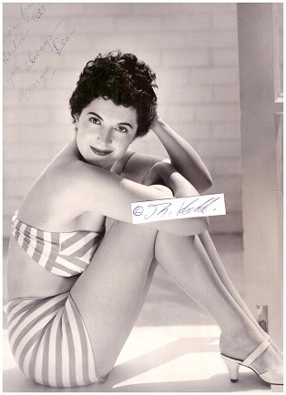 MARGIA DEAN (1922) US-amerikanische Schauspielerin und Filmproduzentin griechischer Herkunft. Ihre bis 1964 andauernde Karriere umfasst mehr als 60 Film- und Fernsehproduktionen.