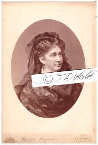 LOUISE SCHÖNFELD (geb. Louise Krauth, 1823-1903) deutsche Schauspielerin, zunächst fast 30 Jahre am Großherzoglichen Hoftheater Karlsruhe, dann Hofschauspielerin am Wiener Burgtheater, st. 1847 verheiratet mit Karl Schönfeld (1819–1885)