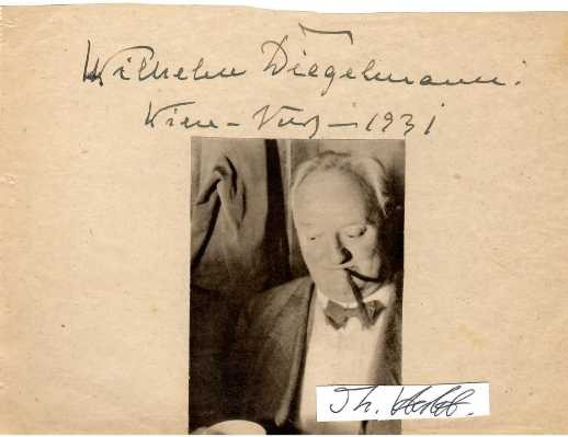 WILHELM DIEGELMANN (1861-1934) deutscher Schauspieler, am Deutschen Theater, Berliner Theater, am Großen Schauspielhaus und am Deutschen Künstlertheater. 1913 kam er durch Max Reinhardt zum Film. Diegelmann wurde hier zum vielbeschäftigten Nebendarsteller, oft in Vaterfiguren, zunehmend aber auch in eher komischen Chargenrollen. So verkörperte er im Klassiker Der blaue Engel einen Kapitän, der nach einer Schiffsreise nichtsahnend mit der Sängerin Lola Lola (Marlene Dietrich) anbändelt und prompt die Eifersucht ihres neuen Ehemanns (Emil Jannings) zu spüren bekommt. In seinem letzten Film war er in der Storm-Adaption Der Schimmelreiter als alter Deichgraf zu sehen.
