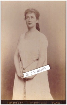 EMMA EAMES (1865-1952) amerikanische Opernsängerin (Sopran) und Gesangspädagogin, u.a. New Yorker Metropolitan Opera (MET). Sie verließ 1891 die Pariser Opéra aufgrund einiger Intrigen, in die die australische Opernsängerin Nellie Melba verwickelt war, und sie ging an die New Yorker Metropolitan Opera, um dort die Juliette zu singen.