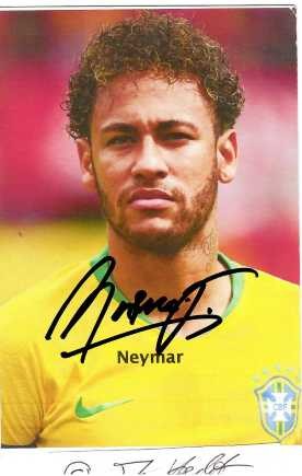 NEYMAR (1992) brasilianischer Fußballspieler. Der Stürmer schaffte beim FC Santos den Durchbruch im Profifußball. Im Sommer 2013 wechselte er zum FC Barcelona, mit dem er in den folgenden vier Jahren u. a. zweimal spanischer Meister wurde und 2015 die Champions League gewann.
