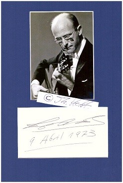 NARCISO YEPES (1927-97) spanischer klassischer Gitarrist, Lautenist, Arrangeur und Komponist; er spielte auf einer zehnsaitigen Gitarre, 1952 arrangierte er die Musik zum Oscar-prämierten Film Verbotene Spiele (Jeux interdits)
