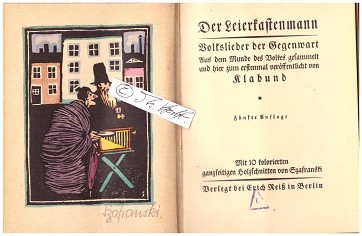 KURT SZAFRANSKI ( in Amerika nannte er sich Safranski, 1890-1964) deutsch-amerikanischer Zeichner und Redakteur sowie Mitbegründer der Bildagentur Black Star. Für seine Entwürfe nutzte er teilweise Pseudonyme wie Peter Pfeffer, Theobald Tomate und Söderström. Als gleichaltriger Freund von Kurt Tucholsky illustrierte Szafranski 1912 dessen Erstlingsroman Rheinsberg: Ein Bilderbuch für Verliebte. Da er jüdischer Abstammung war, emigrierte Szafranski 1934 in die U.S.A.